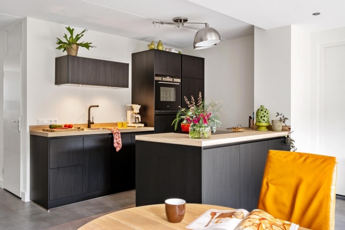 moderne zwarte houtlook keuken