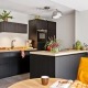 moderne zwarte houtlook keuken
