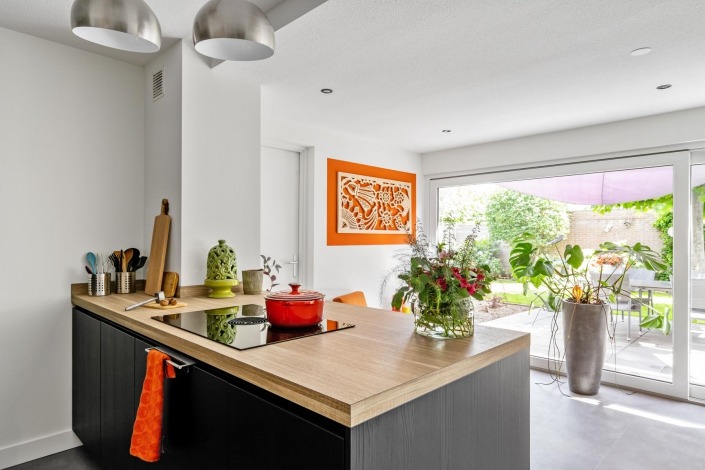 moderne zwarte houtlook keuken