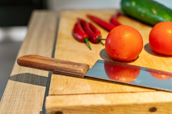 moderne zwarte houtlook keuken