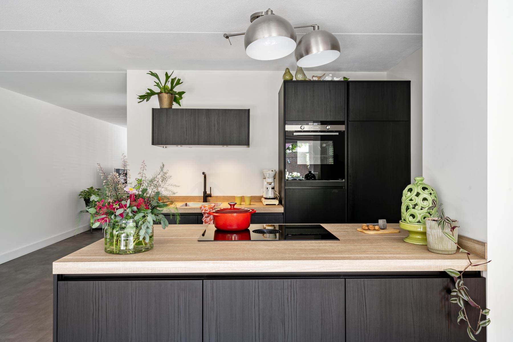 moderne zwarte houtlook keuken | Keukenprins Keukens