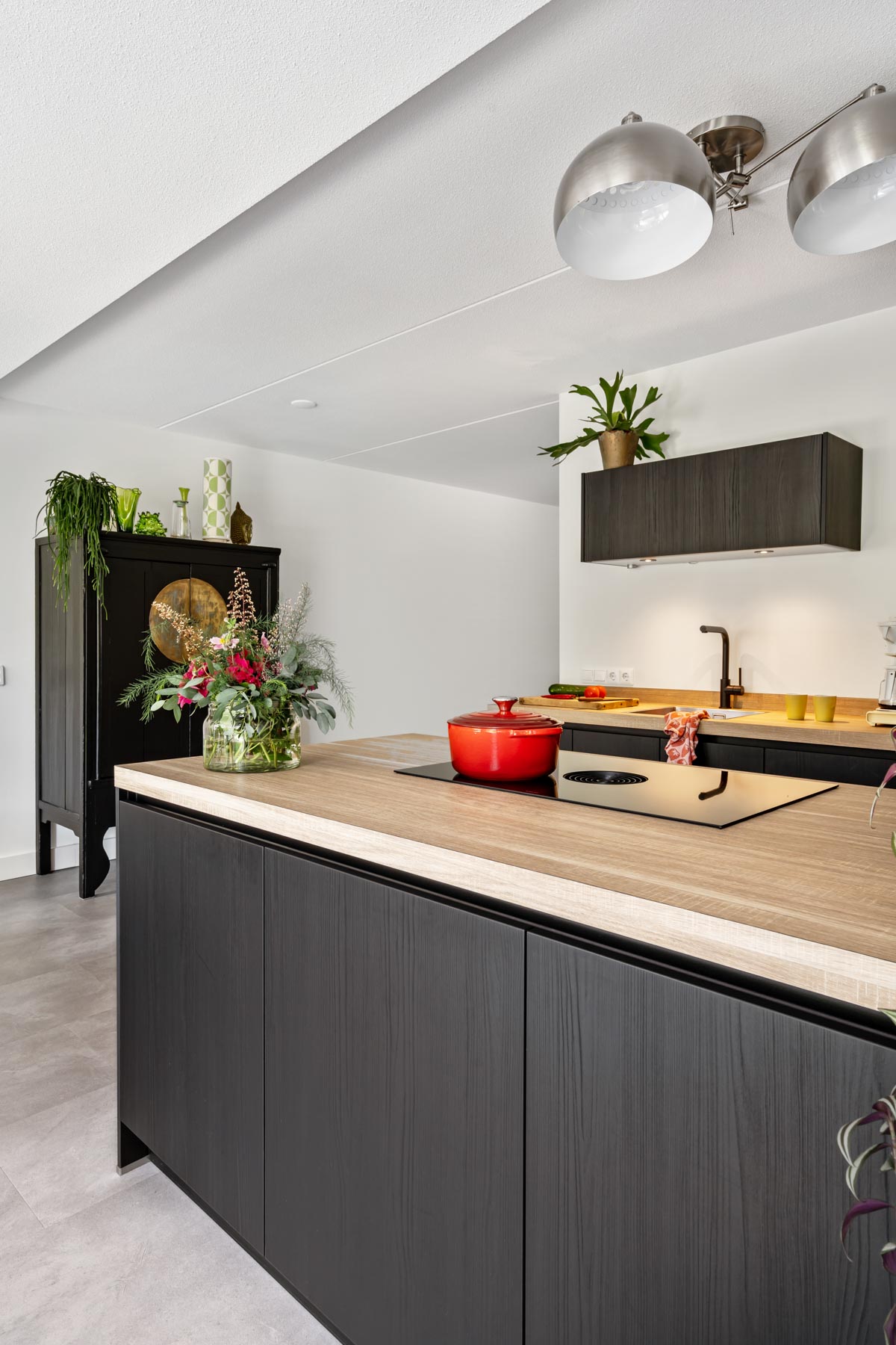 moderne zwarte houtlook keuken | Keukenprins Keukens