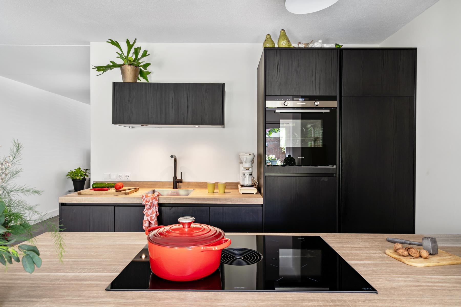 moderne zwarte houtlook keuken | Keukenprins Keukens