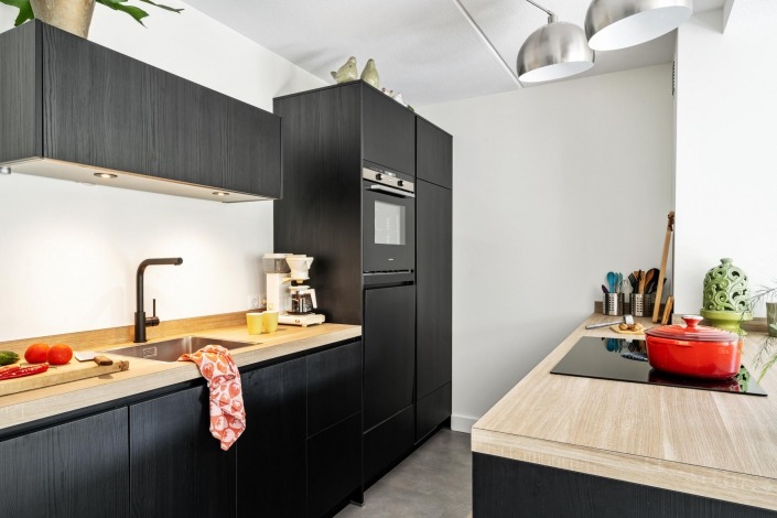 moderne zwarte houtlook keuken