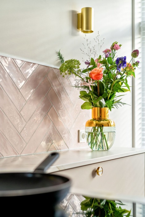 Lichtroze moderne keuken met gouden details