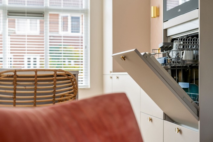 Lichtroze moderne keuken met gouden details