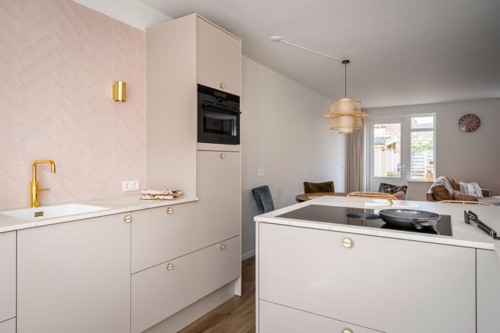 Lichtroze moderne keuken met gouden details