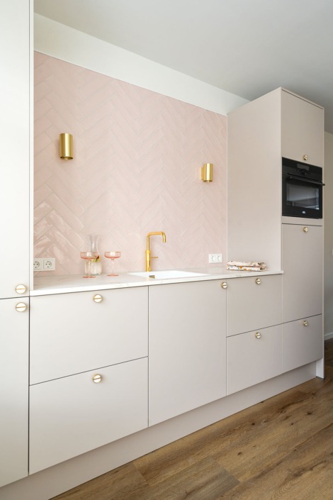 Lichtroze moderne keuken met gouden details