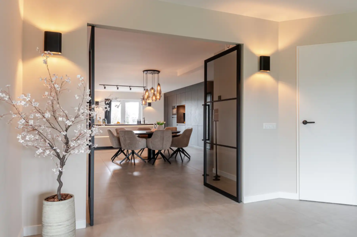 Keuken Dedemsvaart in moderne stijl: een keuken die praktisch is, uitnodigt om samen te koken en perfect past bij het nieuwe huis van Kaylee en Michael | Keukenprins