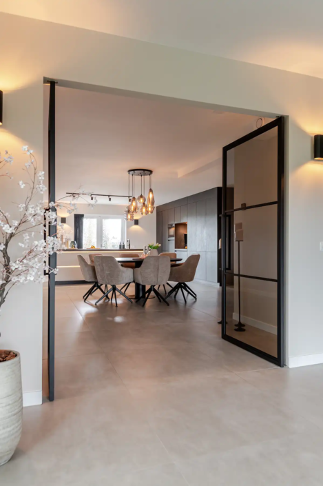 Keuken Dedemsvaart in moderne stijl: een keuken die praktisch is, uitnodigt om samen te koken en perfect past bij het nieuwe huis van Kaylee en Michael | Keukenprins