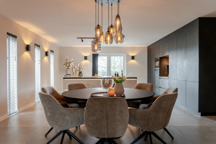 Keuken Dedemsvaart in moderne stijl: een keuken die praktisch is, uitnodigt om samen te koken en perfect past bij het nieuwe huis van Kaylee en Michael | Keukenprins