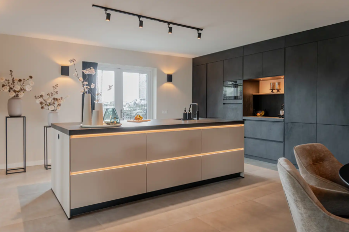 Keuken Dedemsvaart in moderne stijl: een keuken die praktisch is, uitnodigt om samen te koken en perfect past bij het nieuwe huis van Kaylee en Michael | Keukenprins