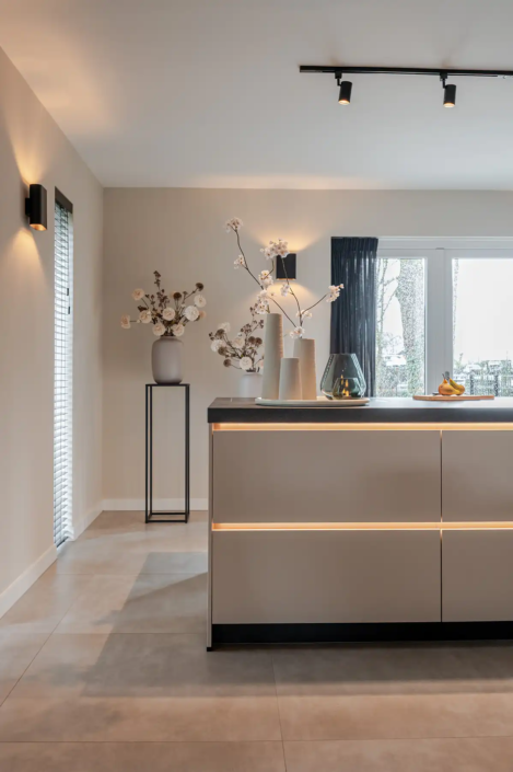 Keuken Dedemsvaart in moderne stijl: een keuken die praktisch is, uitnodigt om samen te koken en perfect past bij het nieuwe huis van Kaylee en Michael | Keukenprins