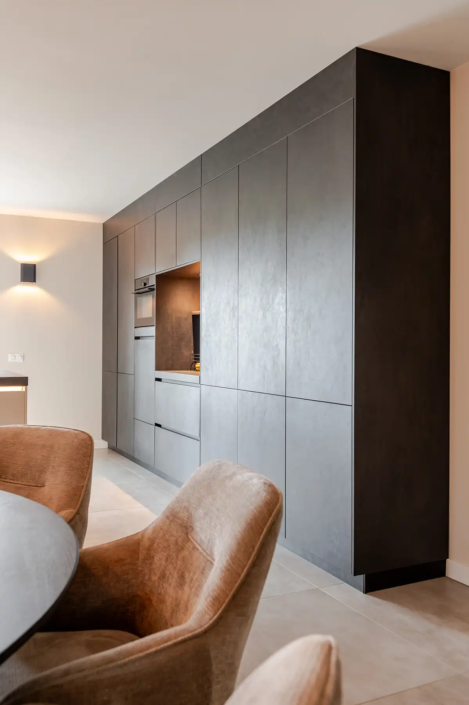 Keuken Dedemsvaart in moderne stijl: een keuken die praktisch is, uitnodigt om samen te koken en perfect past bij het nieuwe huis van Kaylee en Michael | Keukenprins