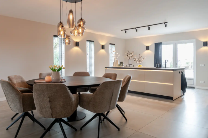 Keuken Dedemsvaart in moderne stijl: een keuken die praktisch is, uitnodigt om samen te koken en perfect past bij het nieuwe huis van Kaylee en Michael | Keukenprins