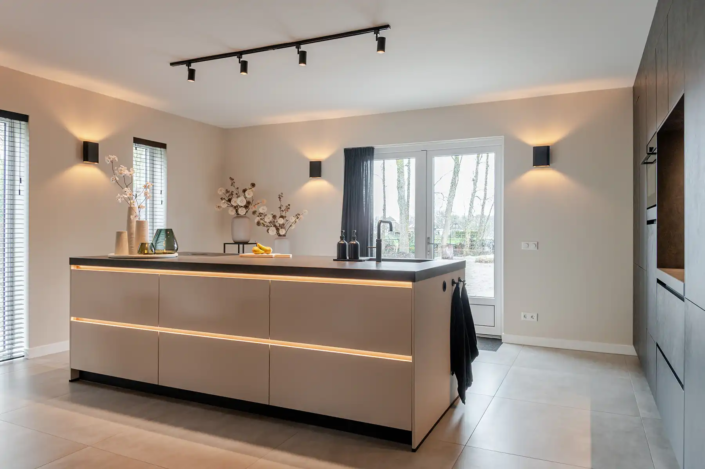 Keuken Dedemsvaart in moderne stijl: een keuken die praktisch is, uitnodigt om samen te koken en perfect past bij het nieuwe huis van Kaylee en Michael | Keukenprins