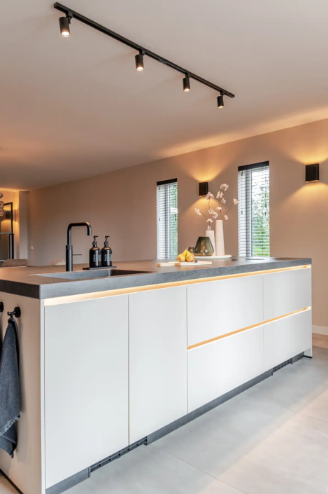 Keuken Dedemsvaart in moderne stijl: een keuken die praktisch is, uitnodigt om samen te koken en perfect past bij het nieuwe huis van Kaylee en Michael | Keukenprins