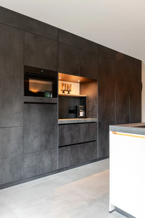 Keuken Dedemsvaart in moderne stijl: een keuken die praktisch is, uitnodigt om samen te koken en perfect past bij het nieuwe huis van Kaylee en Michael | Keukenprins