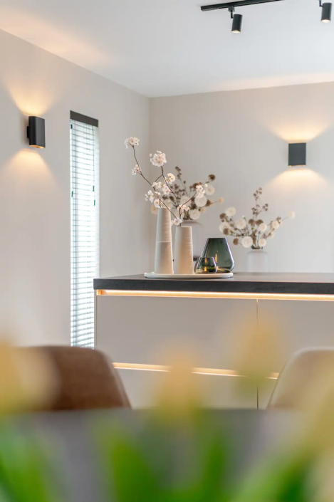 Keuken Dedemsvaart in moderne stijl: een keuken die praktisch is, uitnodigt om samen te koken en perfect past bij het nieuwe huis van Kaylee en Michael | Keukenprins