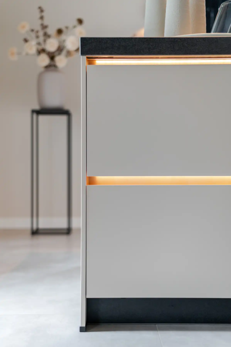 Keuken Dedemsvaart in moderne stijl: een keuken die praktisch is, uitnodigt om samen te koken en perfect past bij het nieuwe huis van Kaylee en Michael | Keukenprins