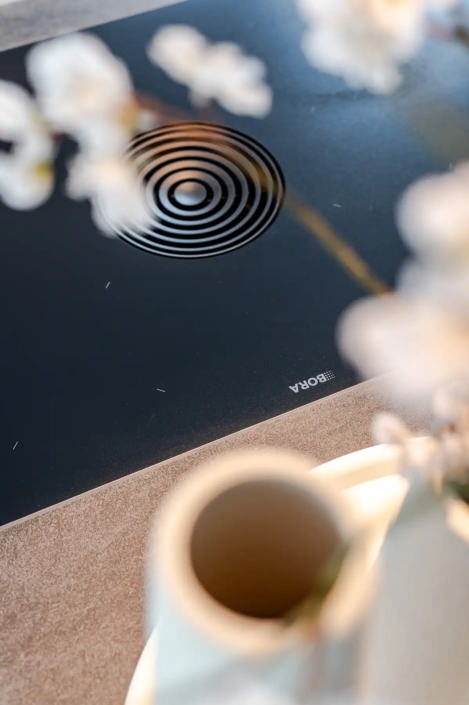 Keuken Dedemsvaart in moderne stijl: een keuken die praktisch is, uitnodigt om samen te koken en perfect past bij het nieuwe huis van Kaylee en Michael | Keukenprins