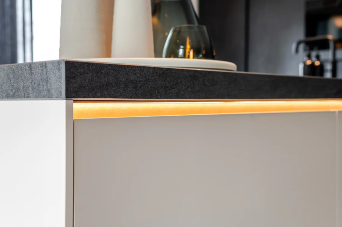 Keuken Dedemsvaart in moderne stijl: een keuken die praktisch is, uitnodigt om samen te koken en perfect past bij het nieuwe huis van Kaylee en Michael | Keukenprins