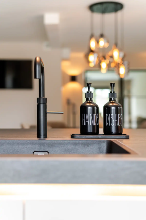 Keuken Dedemsvaart in moderne stijl: een keuken die praktisch is, uitnodigt om samen te koken en perfect past bij het nieuwe huis van Kaylee en Michael | Keukenprins