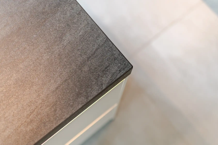 Keuken Dedemsvaart in moderne stijl: een keuken die praktisch is, uitnodigt om samen te koken en perfect past bij het nieuwe huis van Kaylee en Michael | Keukenprins