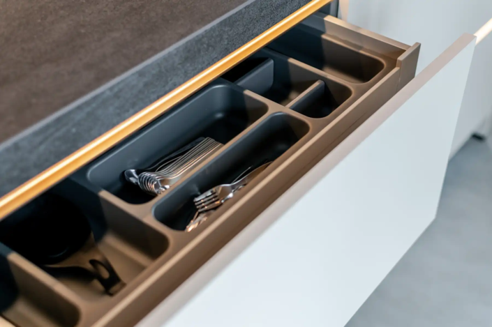 Keuken Dedemsvaart in moderne stijl: een keuken die praktisch is, uitnodigt om samen te koken en perfect past bij het nieuwe huis van Kaylee en Michael | Keukenprins