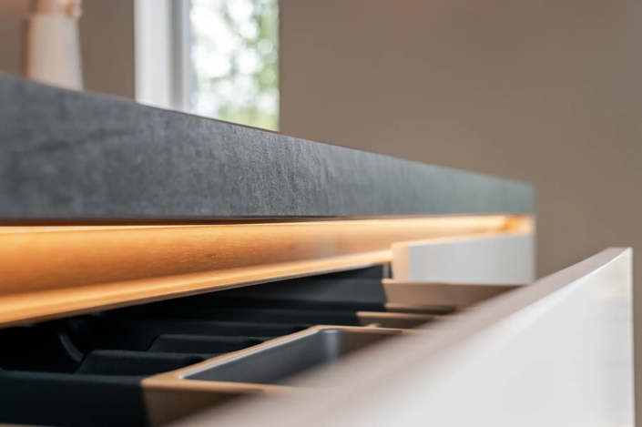 Keuken Dedemsvaart in moderne stijl: een keuken die praktisch is, uitnodigt om samen te koken en perfect past bij het nieuwe huis van Kaylee en Michael | Keukenprins