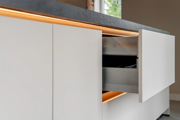 Keuken Dedemsvaart in moderne stijl: een keuken die praktisch is, uitnodigt om samen te koken en perfect past bij het nieuwe huis van Kaylee en Michael | Keukenprins