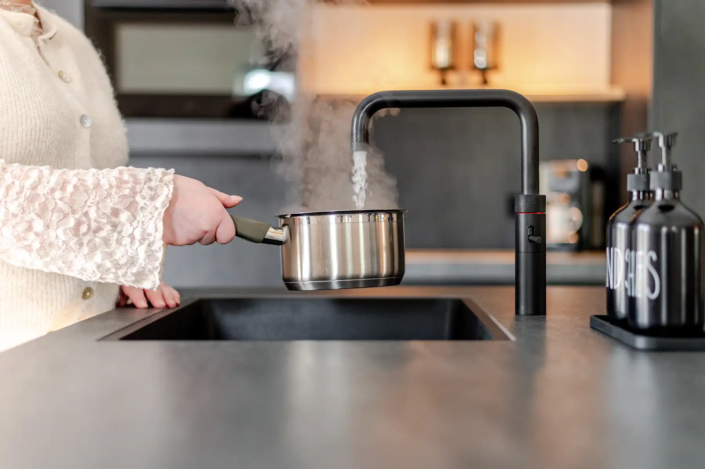 Keuken Dedemsvaart in moderne stijl: een keuken die praktisch is, uitnodigt om samen te koken en perfect past bij het nieuwe huis van Kaylee en Michael | Keukenprins