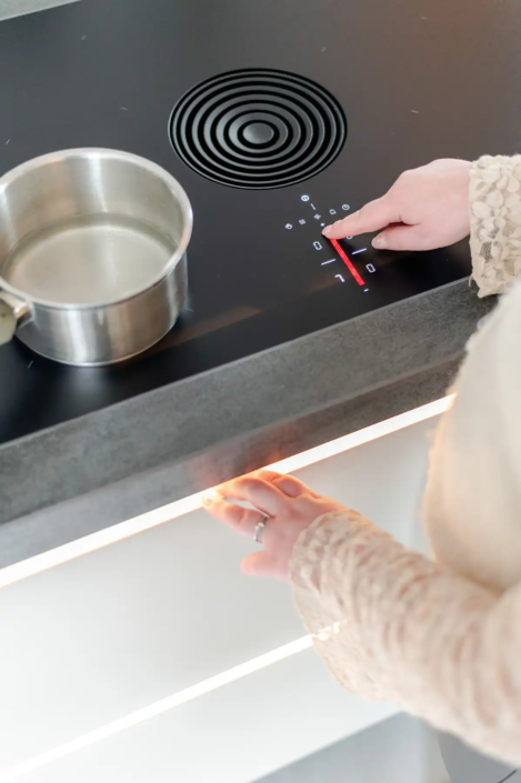 Keuken Dedemsvaart in moderne stijl: een keuken die praktisch is, uitnodigt om samen te koken en perfect past bij het nieuwe huis van Kaylee en Michael | Keukenprins