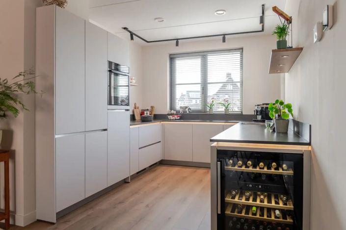 Bekijk deze keuken in Hardenberg en lees hoe Henk en Else kozen voor comfort en ruimte | Keukenprins