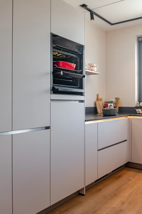 Bekijk deze keuken in Hardenberg en lees hoe Henk en Else kozen voor comfort en ruimte | Keukenprins